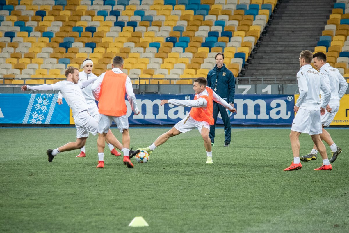 Как любая открытая тренировка, эта прошла корректно, без игры «в кость». На фото - редкий эпизод жесткого стыка Как любая открытая тренировка, эта прошла корректно, без игры «в кость». На фото - редкий эпизод жесткого стыка