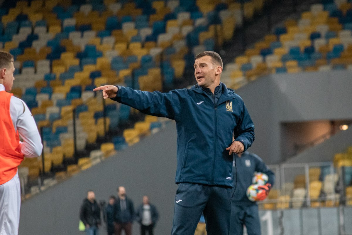 Андрей Шевченко указывает защитникам на ошибку. К словам прославленного форварда стоит прислушиваться Андрей Шевченко указывает защитникам на ошибку. К словам прославленного форварда стоит прислушиваться