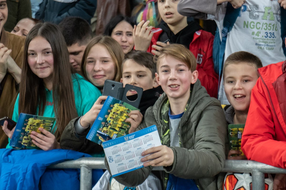 Болельщики активно поддерживали своих любимцев и надеялись на автограф или фото с кумиром Болельщики активно поддерживали своих любимцев и надеялись на автограф или фото с кумиром