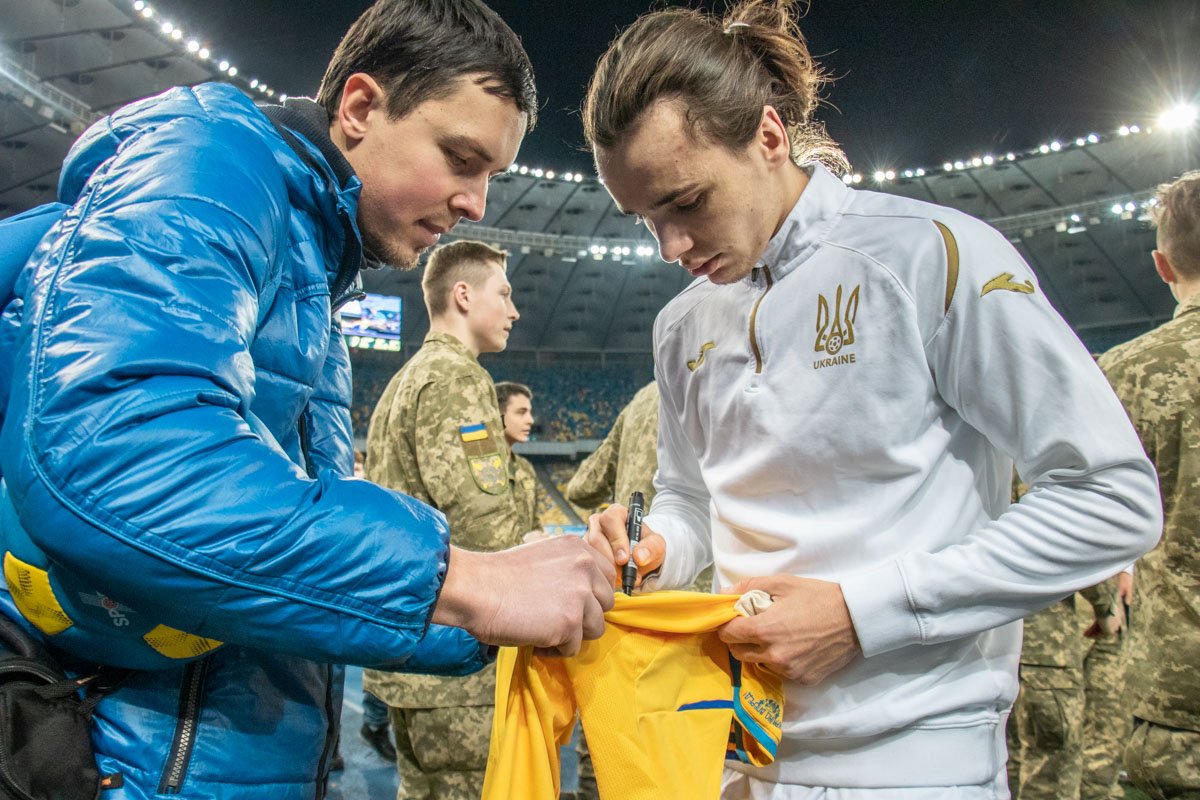 Николай Шапаренко оставляет свой автограф на футболке сборной. На ней уже расписалось немало сборников Николай Шапаренко оставляет свой автограф на футболке сборной. На ней уже расписалось немало сборников