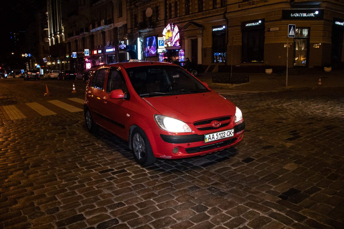 В центре Киева на улице Богдана Хмельницкого таксист на Hyundai сбил девушку на пешеходном переходе 