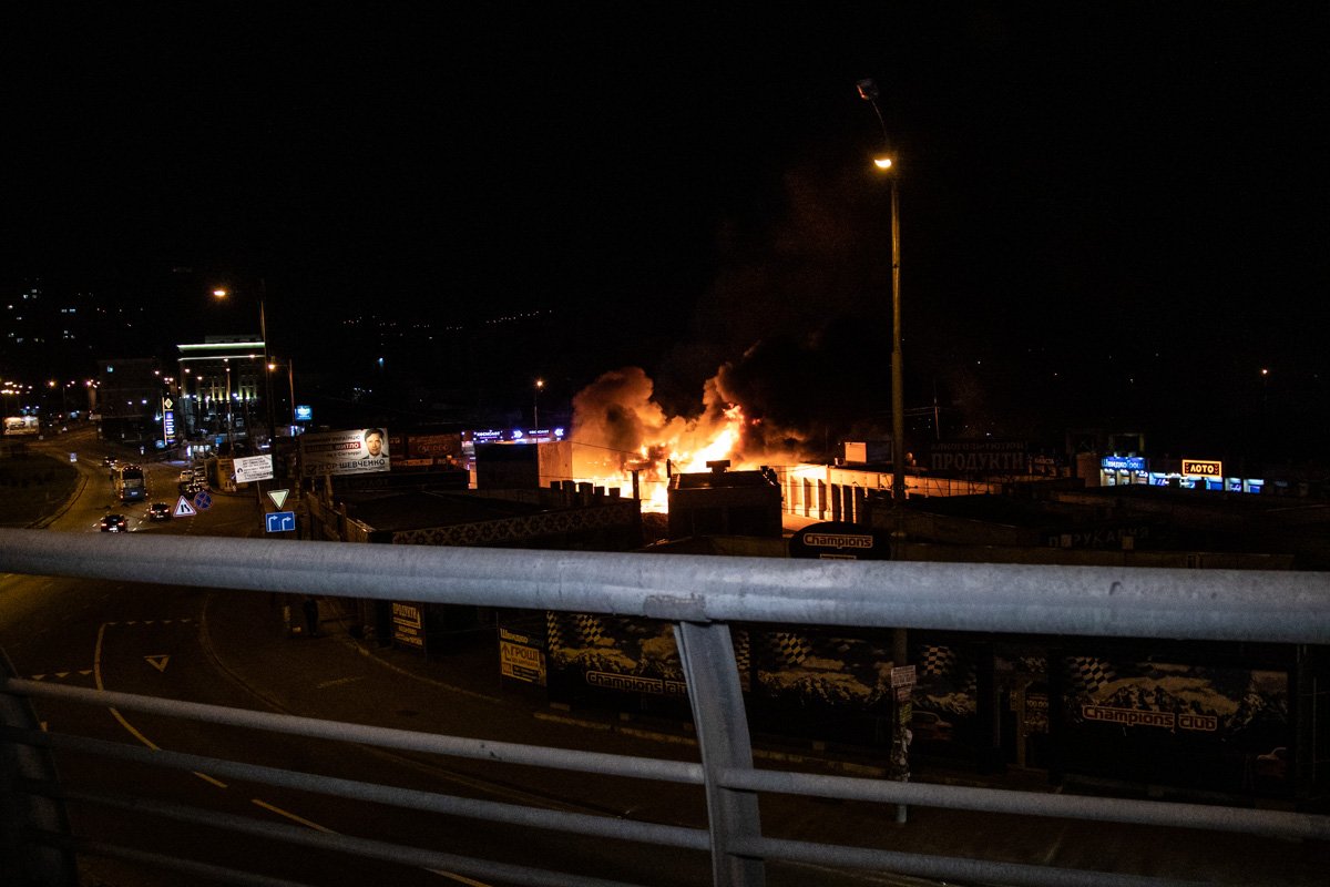 На Демеевском рынке загорелись магазин и кофейня 