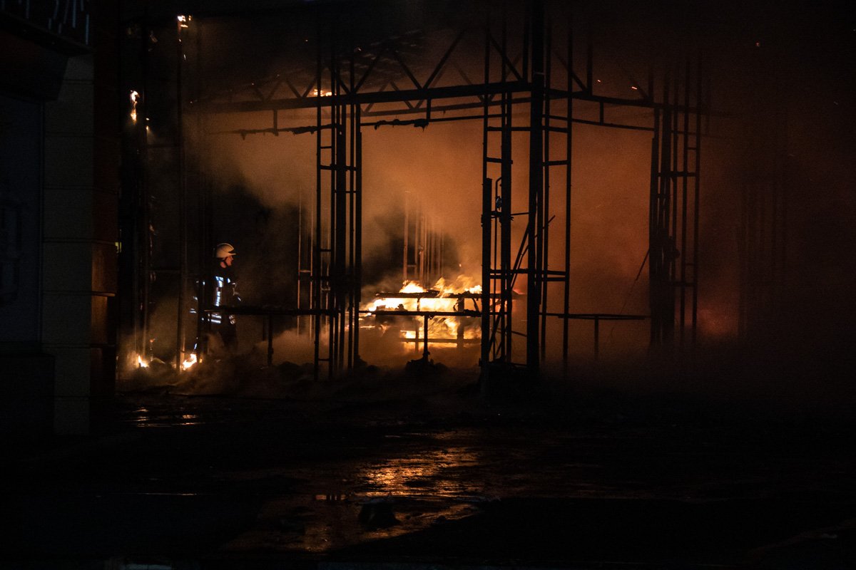 Пламя уничтожило помещения, оставив целым только металлический каркас 