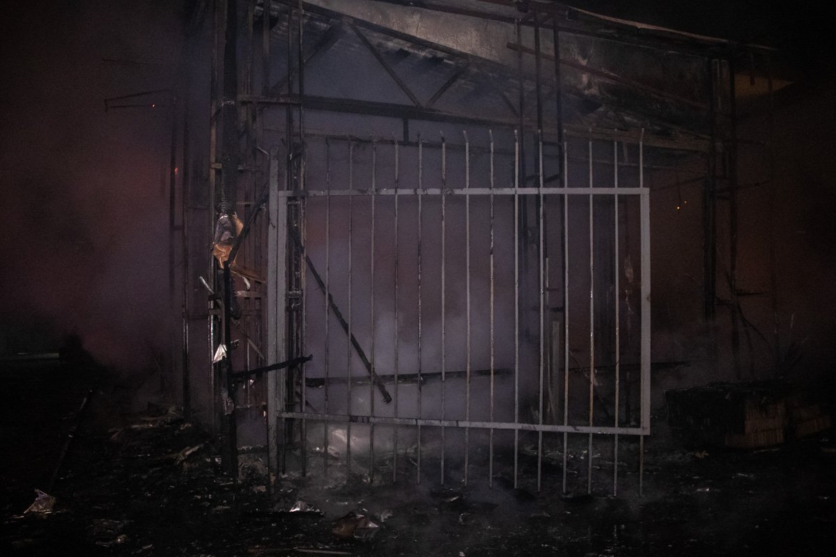 Предварительно, возгорание началось в помещении магазина, а после пламя перекинулось на кофейню 