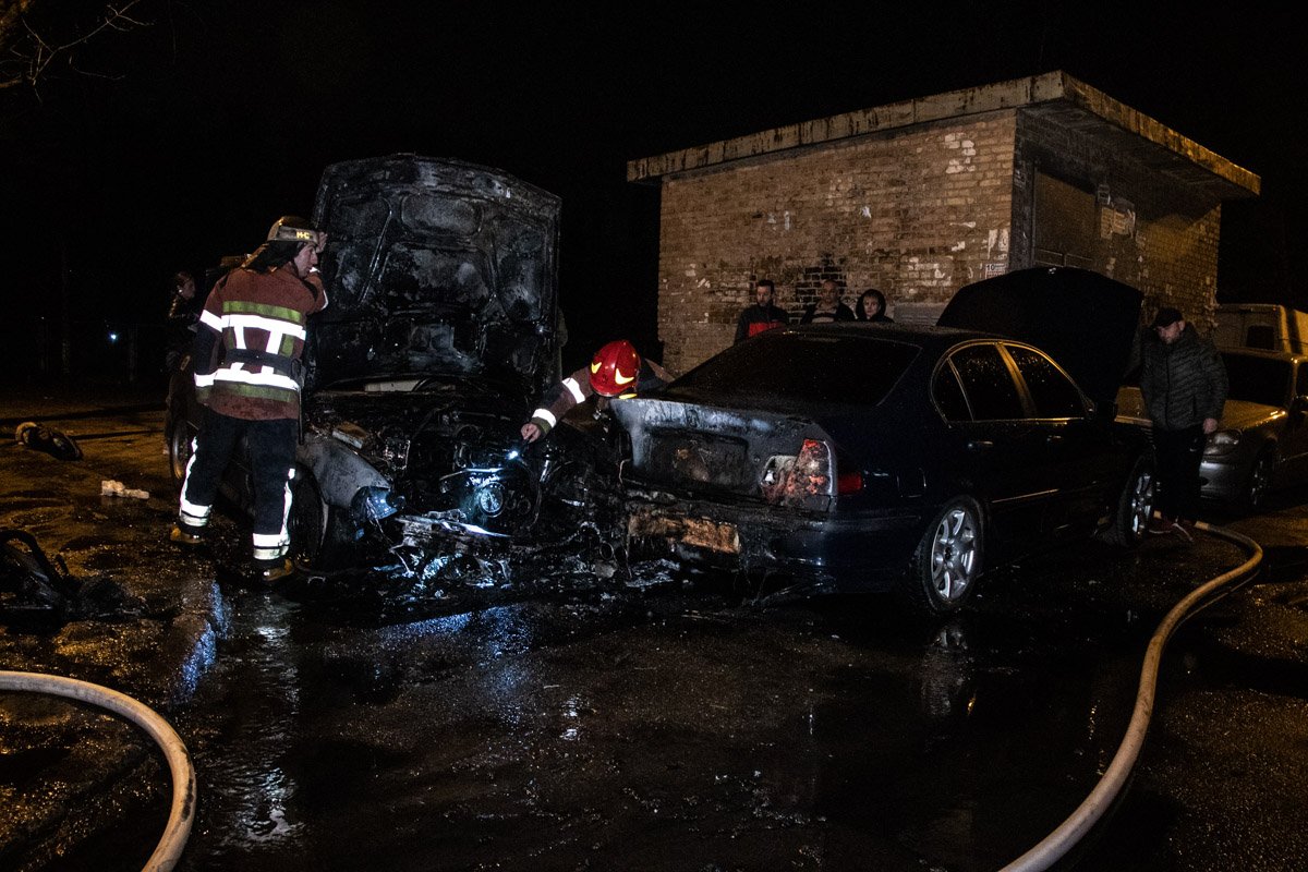 На улице Милютенко огонь охватил два автомобиля марки BMW
