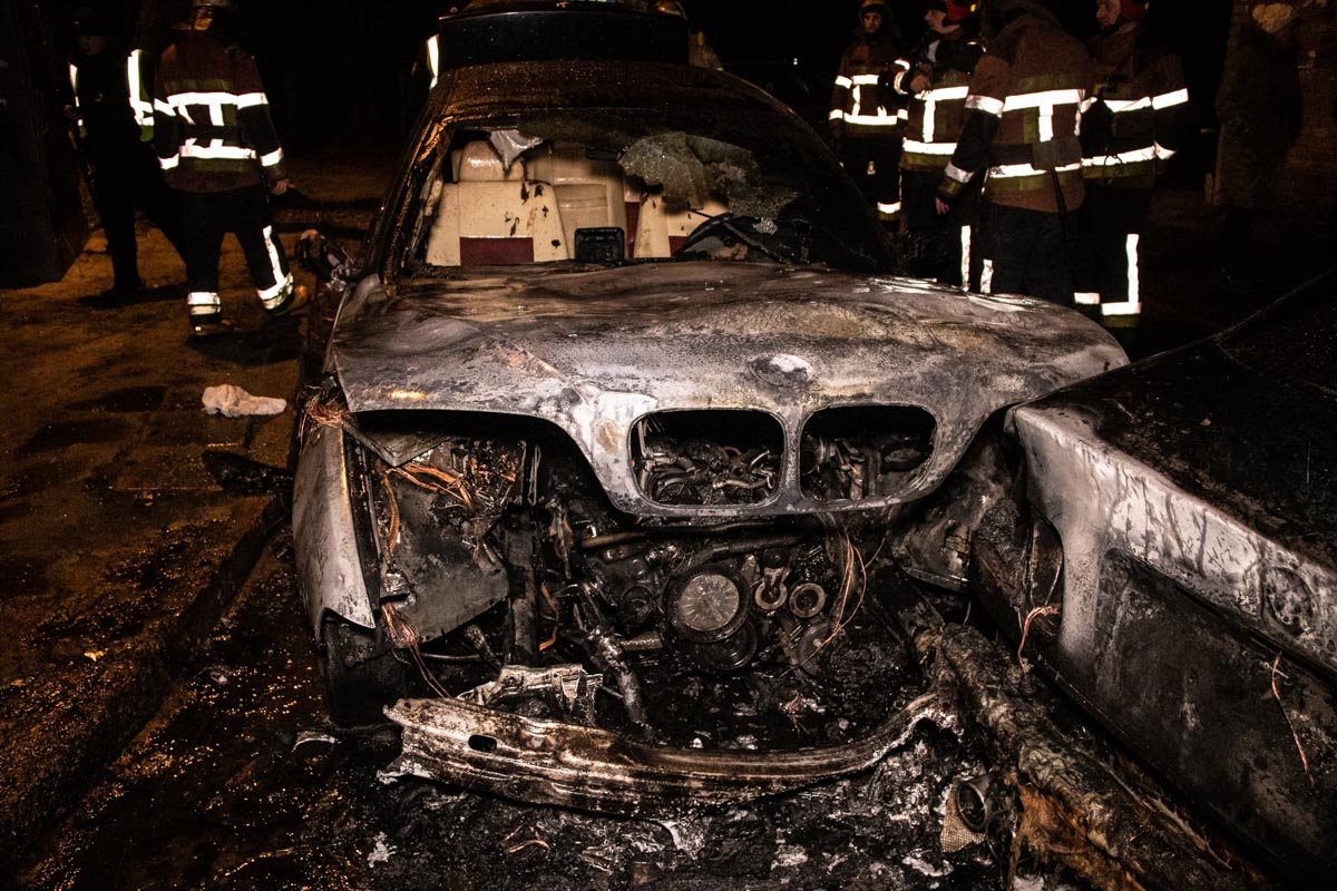 Воспламенение началось в передней части BMW 5