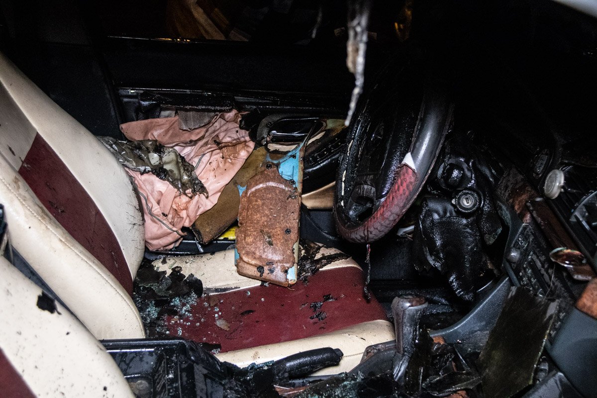 У BMW 5 частично выгорел салон 