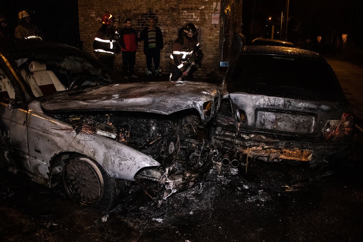 Пламя перекинулось на другую BMW , которая стояла рядом