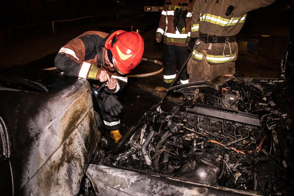 У BMW 3 повреждена задняя часть, но , к счастью, никто из людей не пострадал от огня