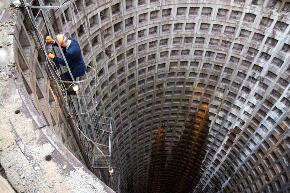 А Виталий Кличко лично спустился на глубину 40 метров