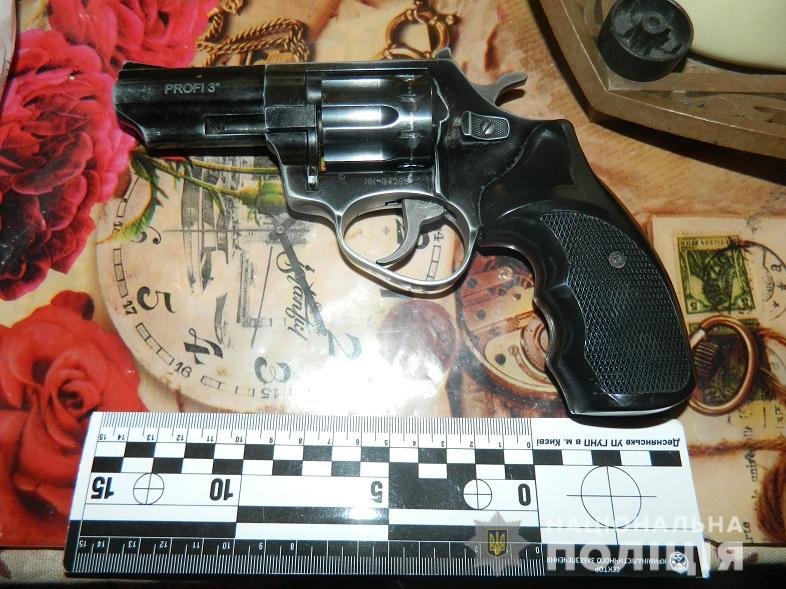 Из-за неосторожного обращения с оружием мужчина случайно выстрелил в живот собственной матери