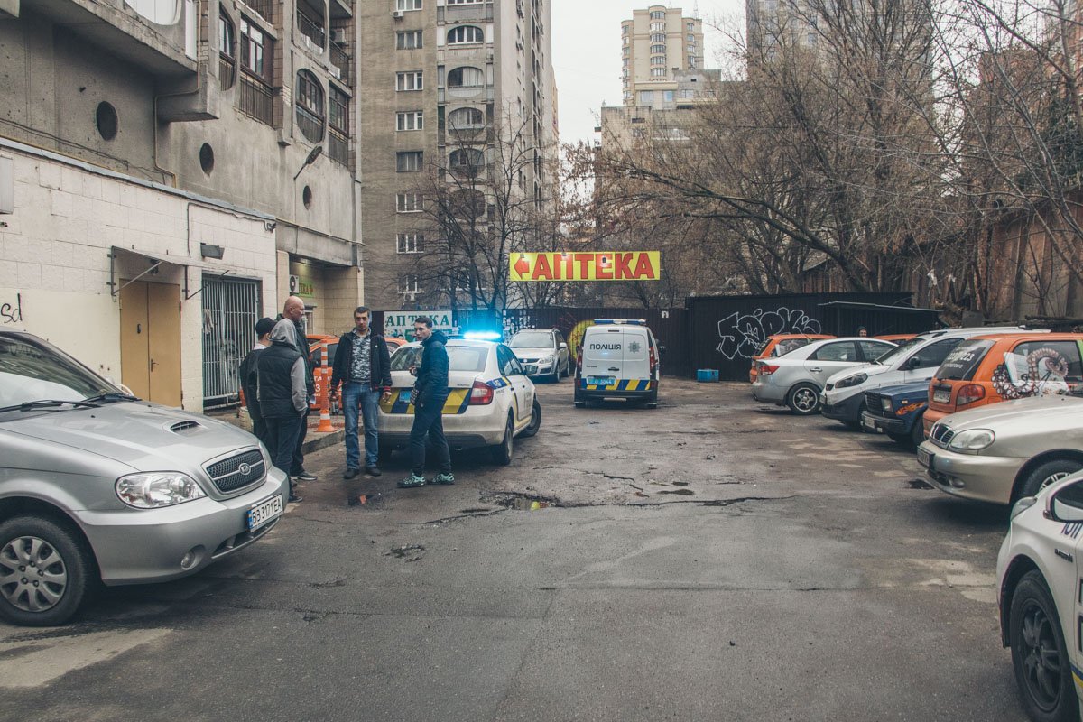 19 марта в Киеве на улице Павловской обнаружили мужчину с порезанной шеей