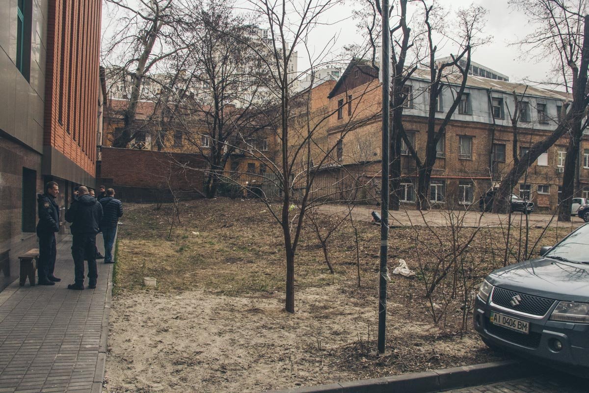 Пострадавшего госпитализировали в 17 городскую больницу, а на место вызвали следственно-оперативную группу