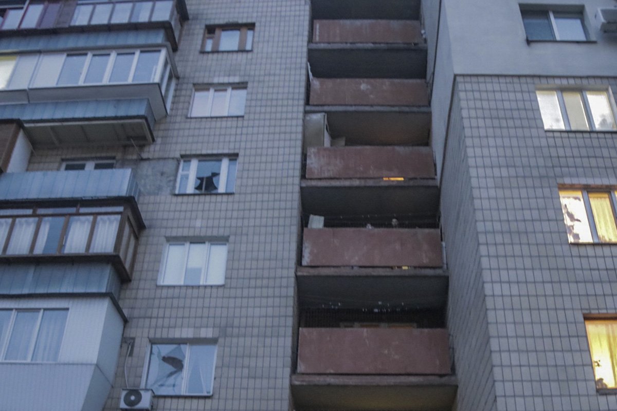 Неизвестный мужчина подкинул взрывоопасное вещество под двери подъезда многоэтажки