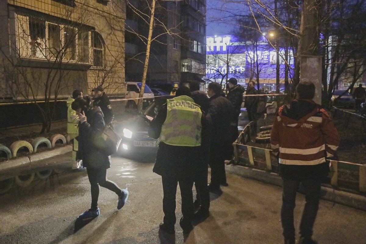 Изначально поступила информация, что это сдетонировала граната, но правоохранители больше склоняются к версии с пакетом