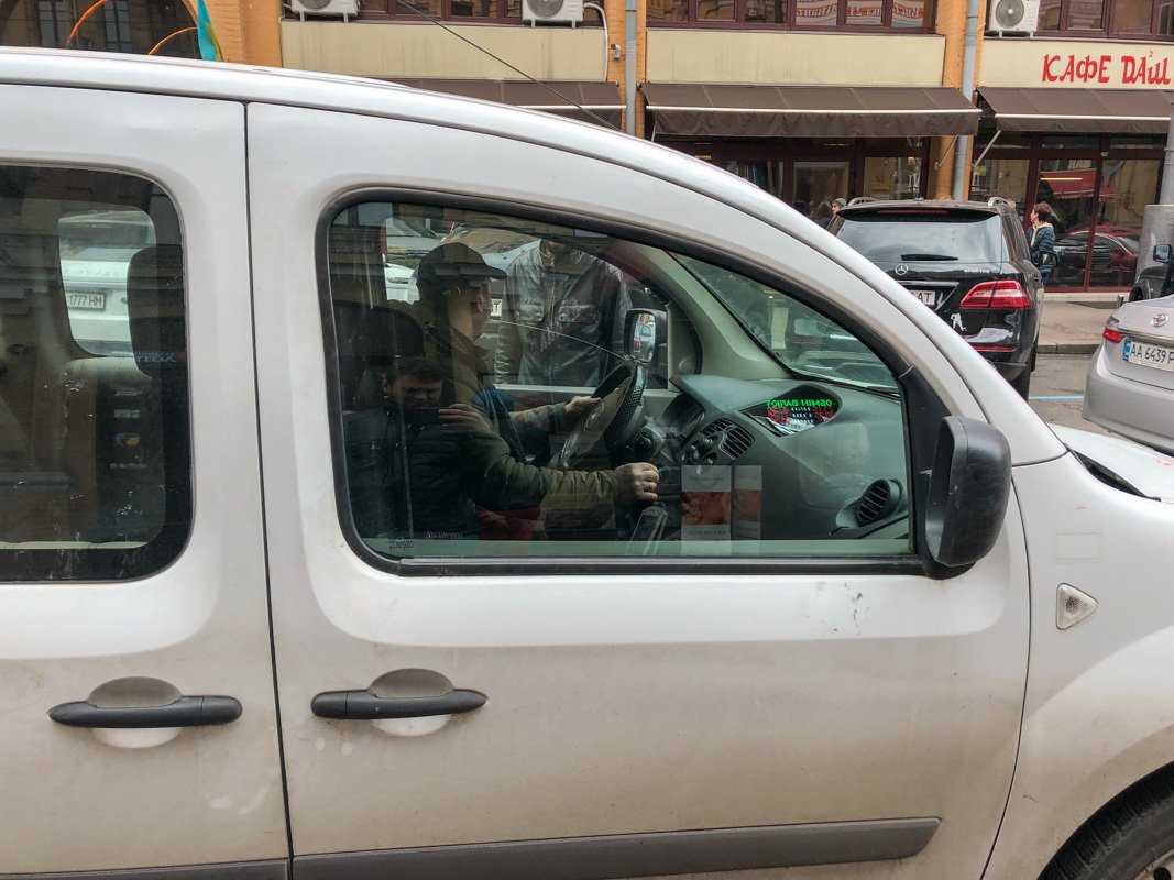 По словам пассажира, таксист отказался принять деньги на карточку.