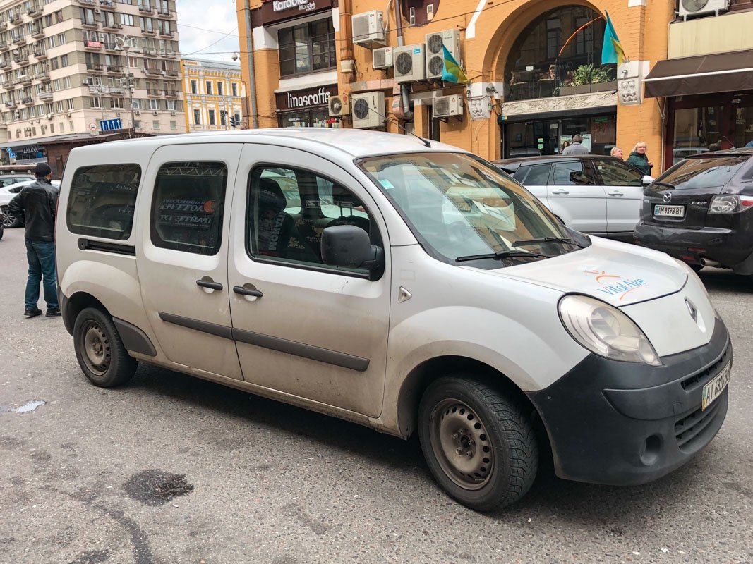 Инцидент произошел на Бессарабской площади. На асфальте возле такси видно кровь, как последствие драки