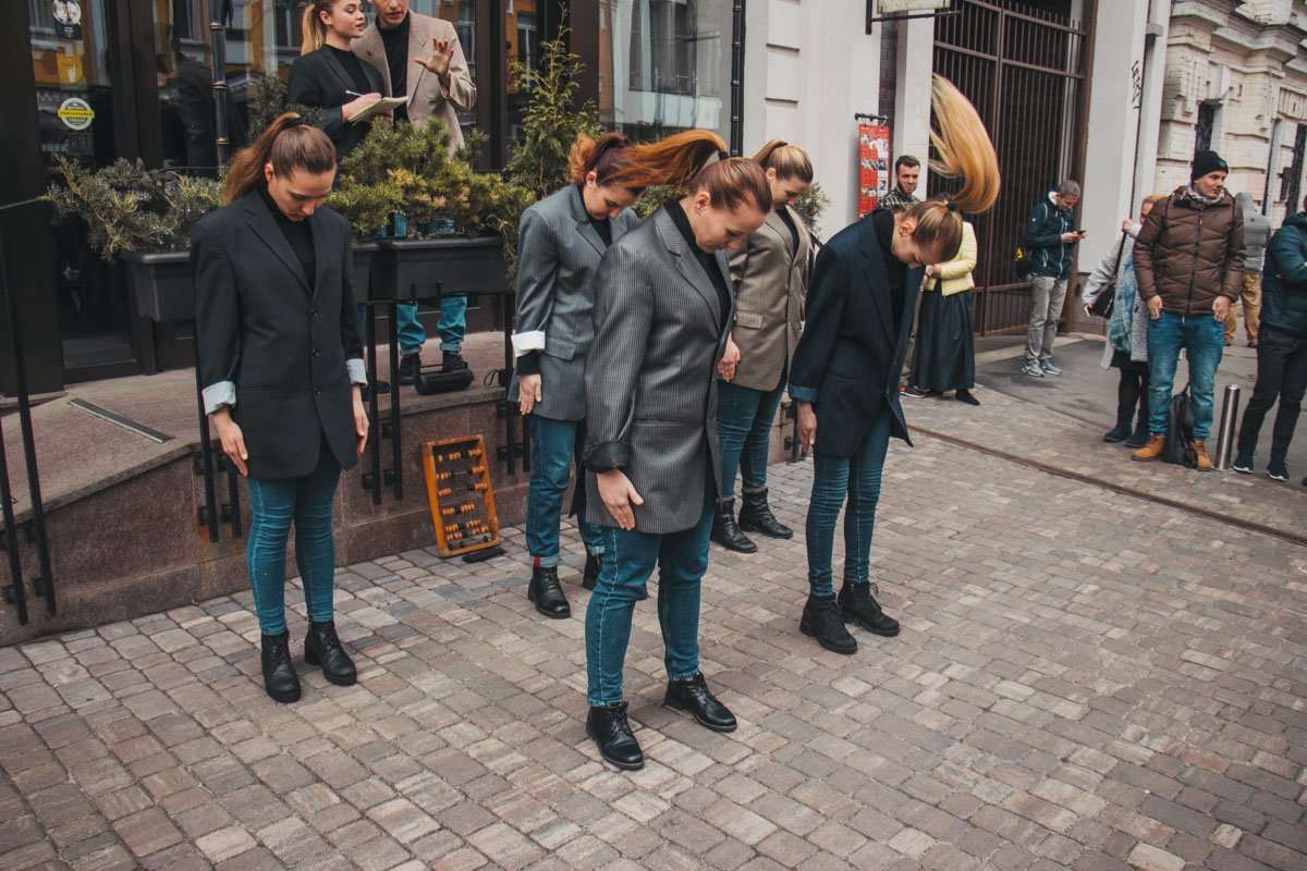 На открытие скульптурки устроили настоящее театральное представление