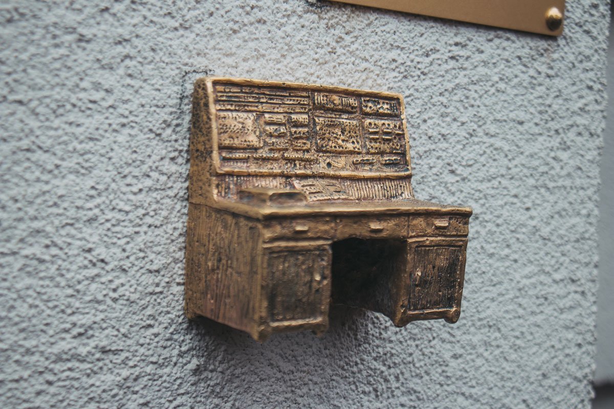 По легенде, если потереть компьютер, то качество интернета улучшится 