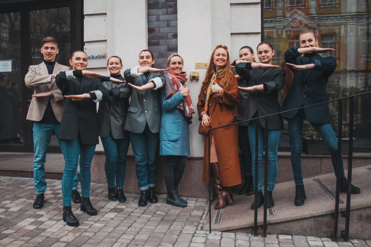 13-ю фигурку открывали с уличным представлением