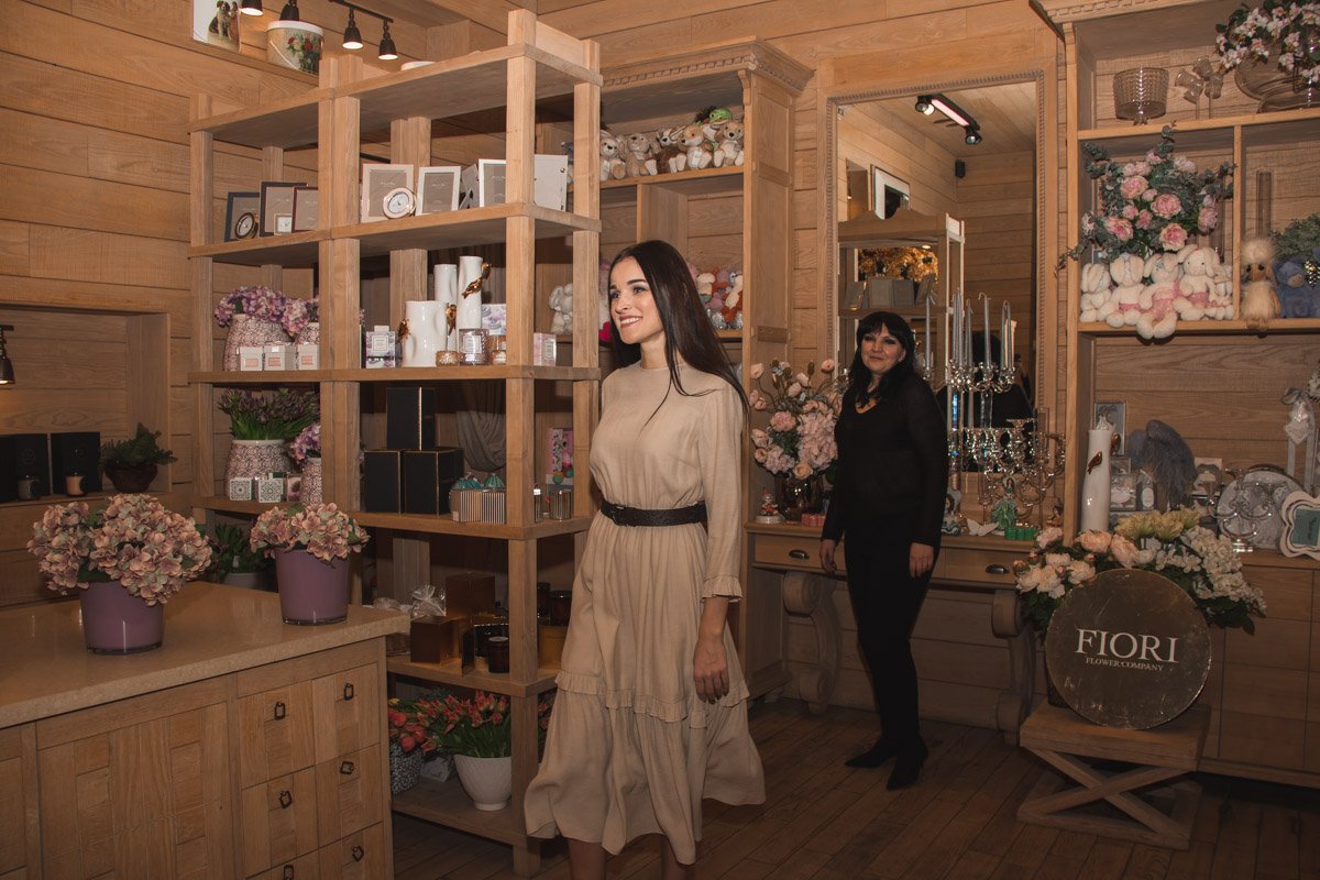 Модельер не изменила своему главному принципу - ее новые платья по-прежнему многофункциональны и сочетаются с разной обувью на все случаи жизни. Модельер не изменила своему главному принципу - ее новые платья по-прежнему многофункциональны и сочетаются с разной обувью на все случаи жизни.