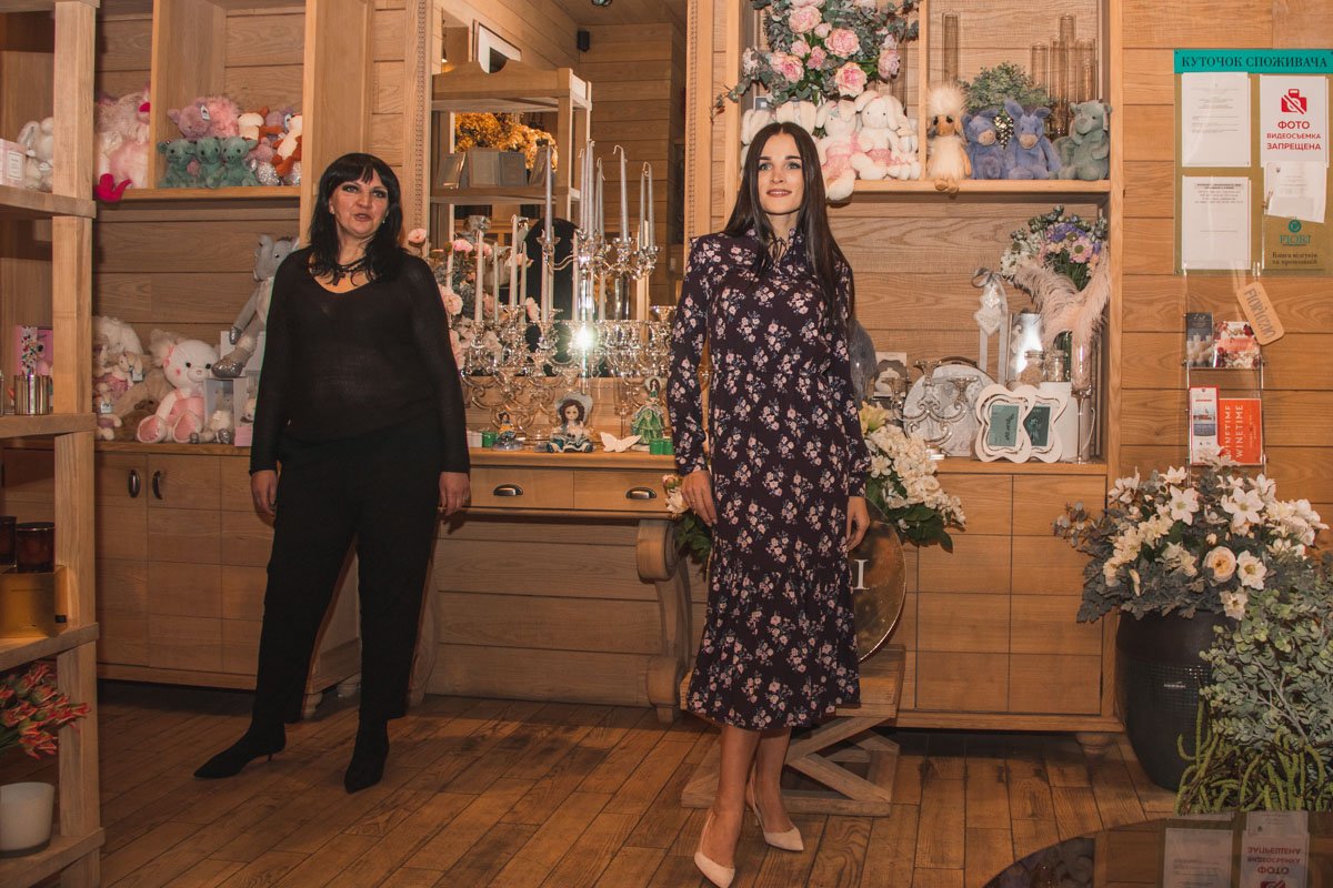 В каждое платье вшиты соцветия пурпурно-фиолетового вереска В каждое платье вшиты соцветия пурпурно-фиолетового вереска