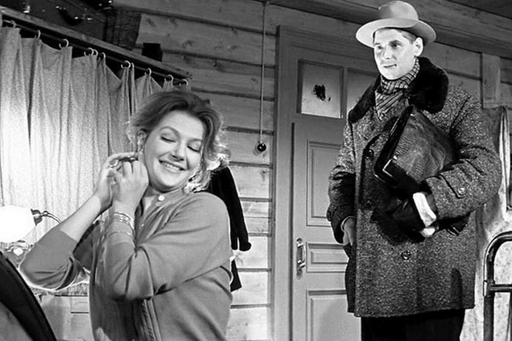 Анатолий Адоскин в роли инженера в фильме Девчата