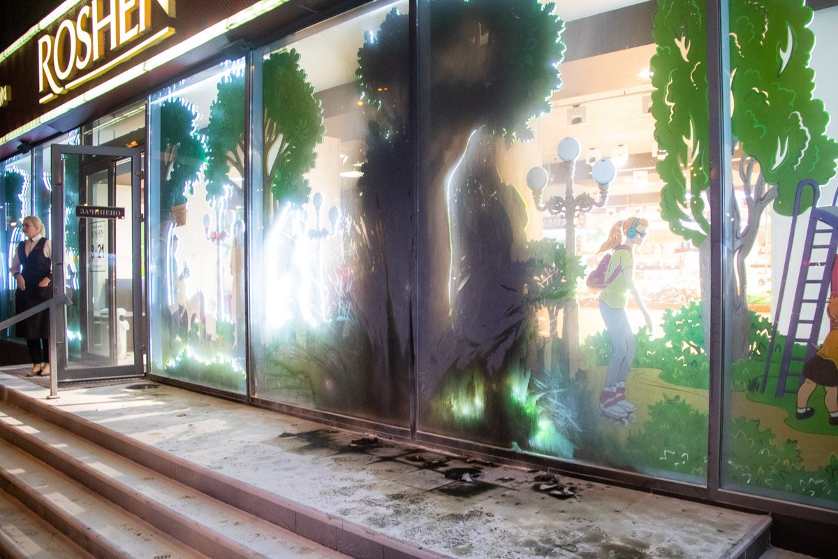 В Киеве по адресу проспект Юрия Гагарина, 3 неизвестные пытались поджечь магазин