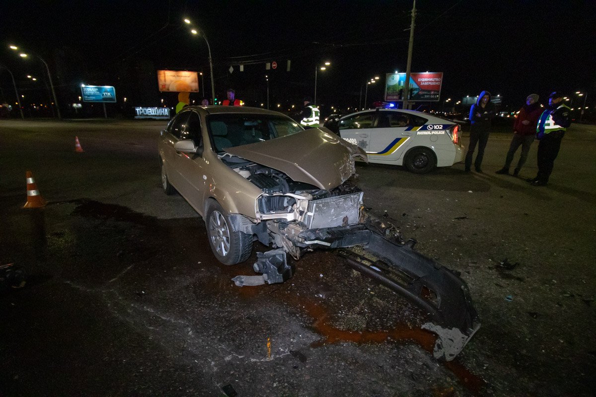 В ночь на 21 марта в Киеве на пересечении проспекта Генерала Ватутина и бульвара Перова столкнулись Chevrolet и Honda В ночь на 21 марта в Киеве на пересечении проспекта Генерала Ватутина и бульвара Перова столкнулись Chevrolet и Honda