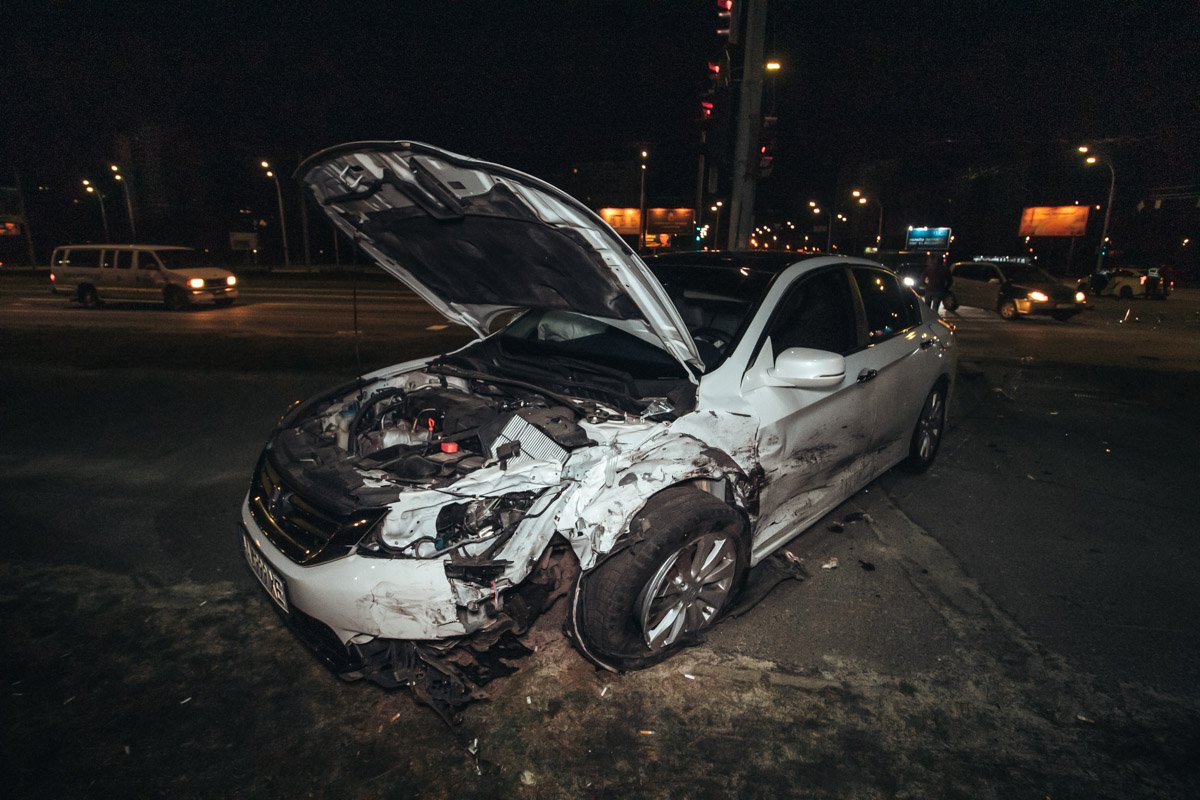 От удара Honda вылетела на тротуар От удара Honda вылетела на тротуар