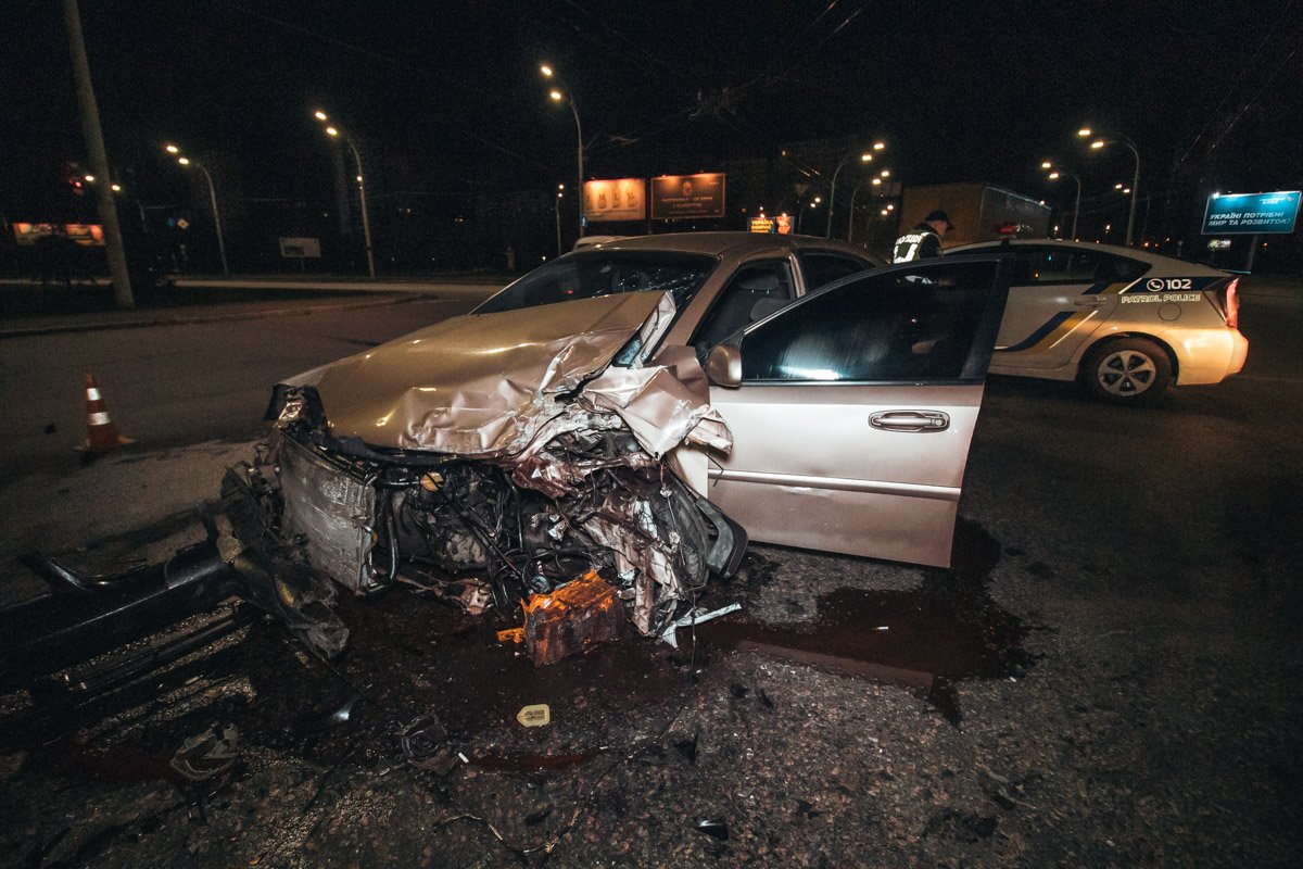 Оба автомобиля получили серьезные повреждения Оба автомобиля получили серьезные повреждения