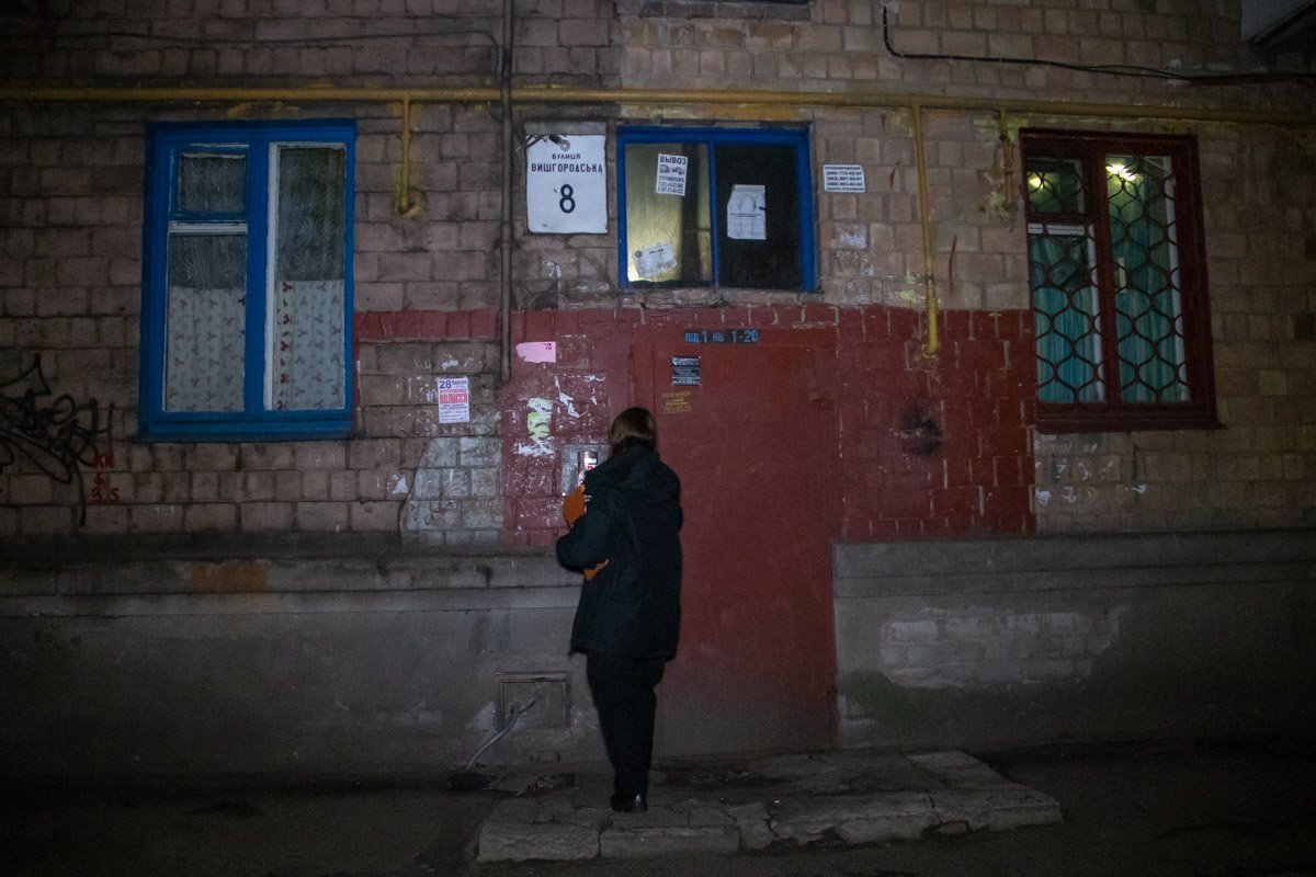 Тело находилось между четвертым и пятым этажами 5-этажки