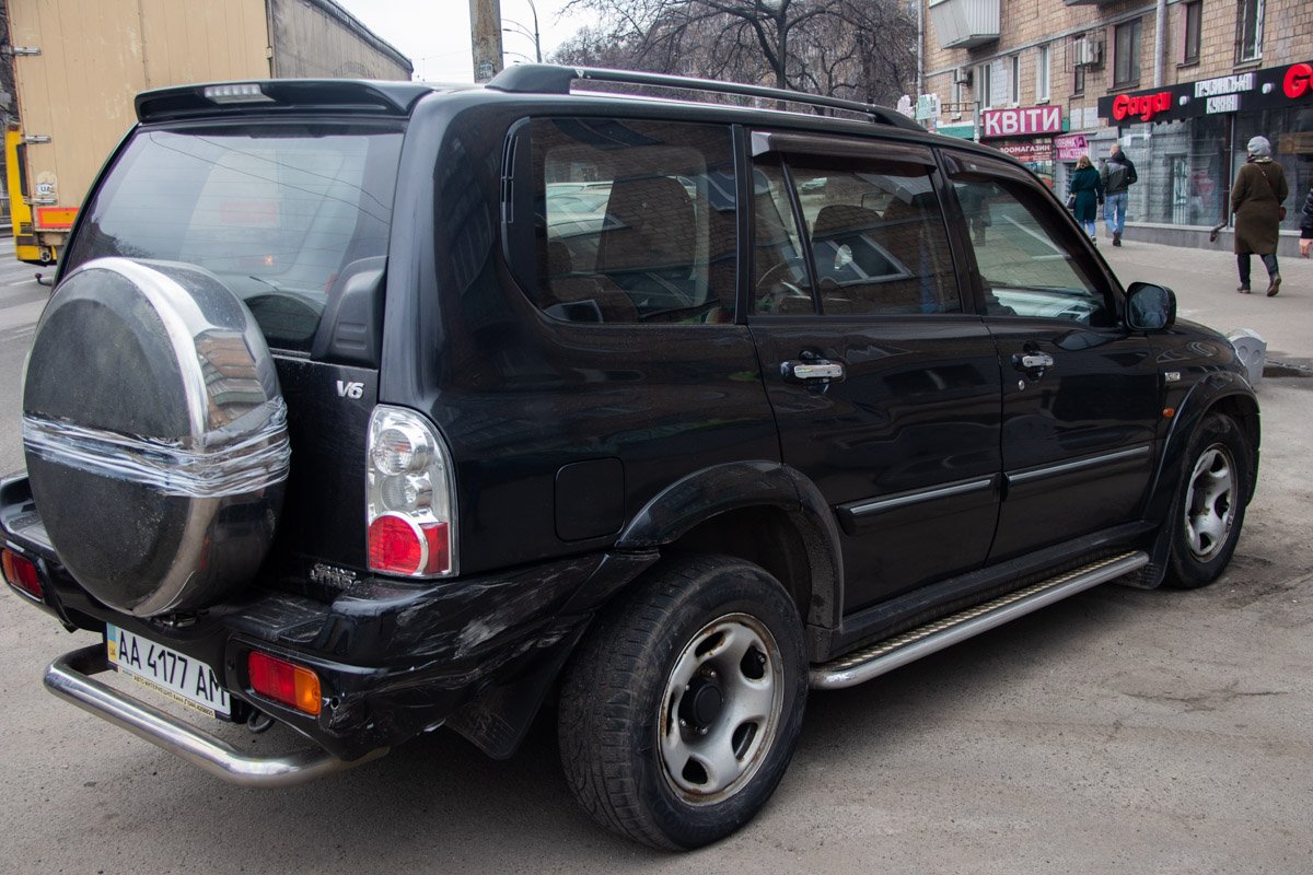 Водитель Toyota пытался проскочить между фурой и троллейбусом Водитель Toyota пытался проскочить между фурой и троллейбусом