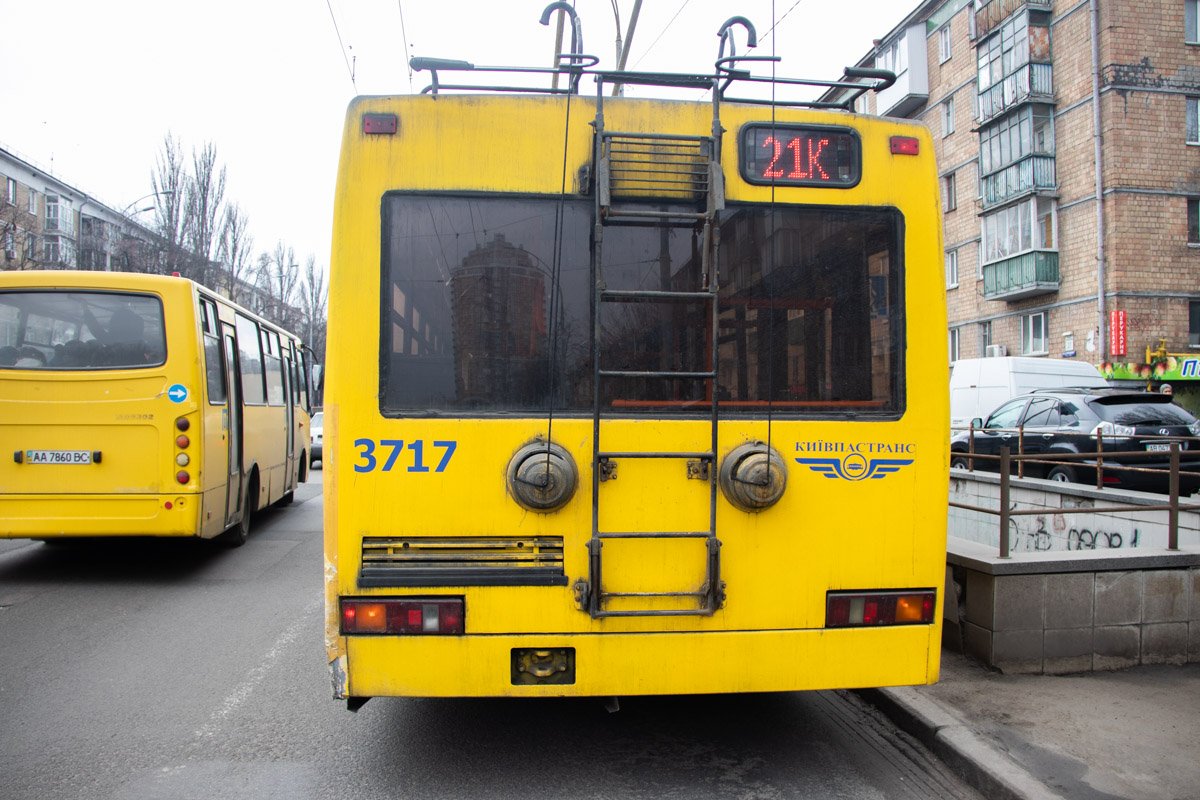 Из-за столкновения образовалась большая пробка в сторону Севастопольской площади Из-за столкновения образовалась большая пробка в сторону Севастопольской площади