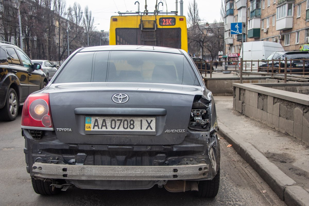 Фура протащила "японца" несколько метров и отправила в отбойник Фура протащила "японца" несколько метров и отправила в отбойник