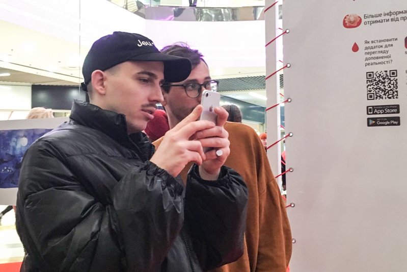 Среди посетителей было немало парней Среди посетителей было немало парней