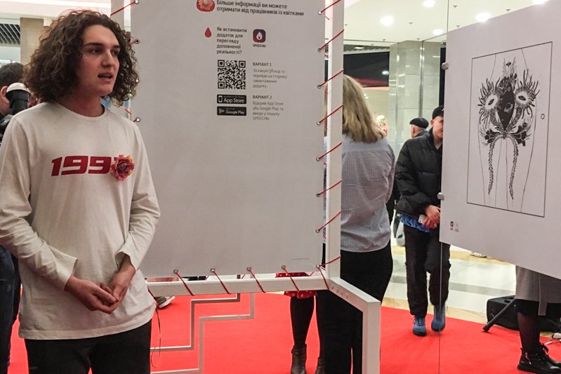 На выставке гиды рассказывали зрителям о каждой из иллюстраций На выставке гиды рассказывали зрителям о каждой из иллюстраций