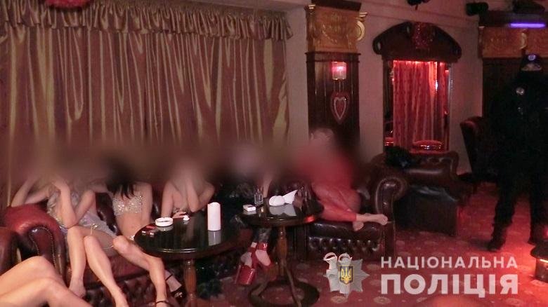 В одном из отелей Киева полицейские обнаружили бордель, замаскированный под стриптиз-клуб В одном из отелей Киева полицейские обнаружили бордель, замаскированный под стриптиз-клуб
