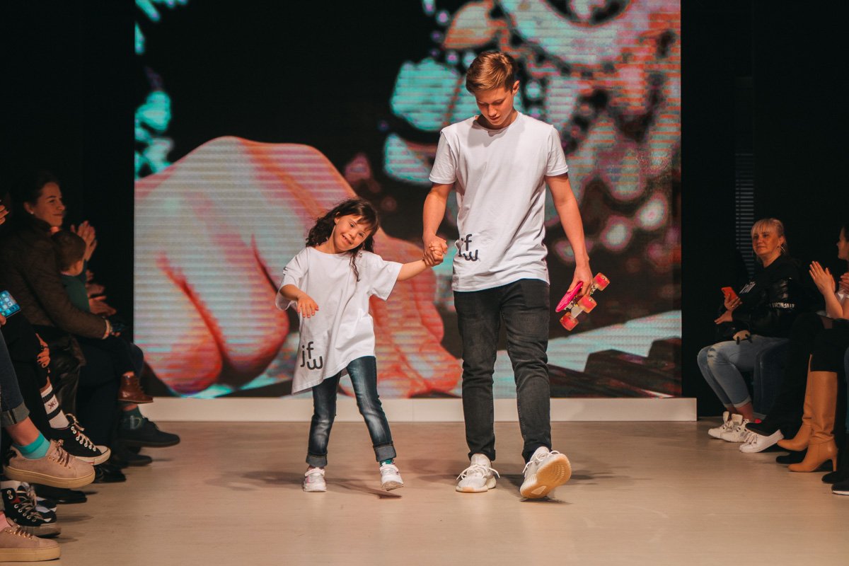 Андрей Бойко из сериала "Школа" вышел на подиум вместе с "солнечной" девочкой Андрей Бойко из сериала "Школа" вышел на подиум вместе с "солнечной" девочкой