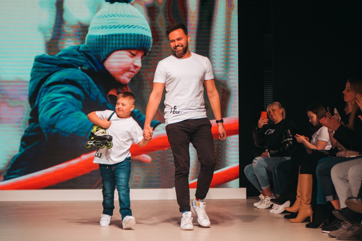 С каждой новой улыбкой мир становится прекраснее С каждой новой улыбкой мир становится прекраснее