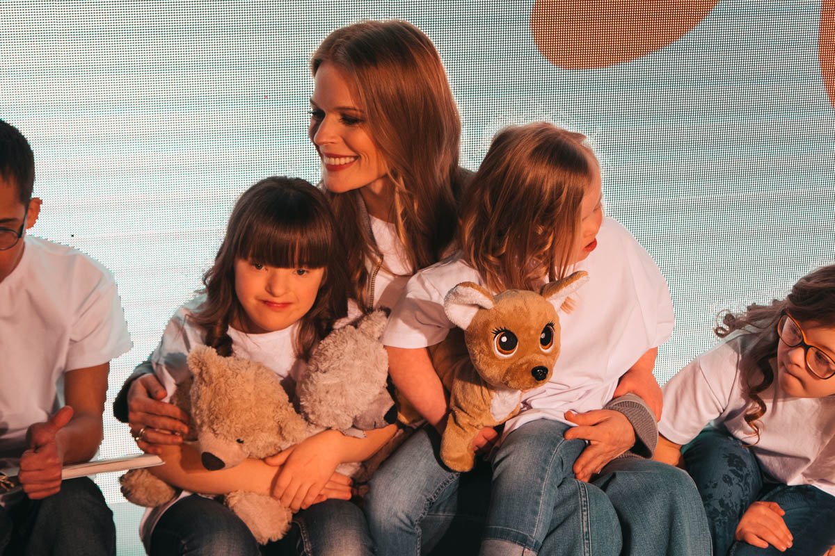 Ольга Фреймут в окружении деток Ольга Фреймут в окружении деток