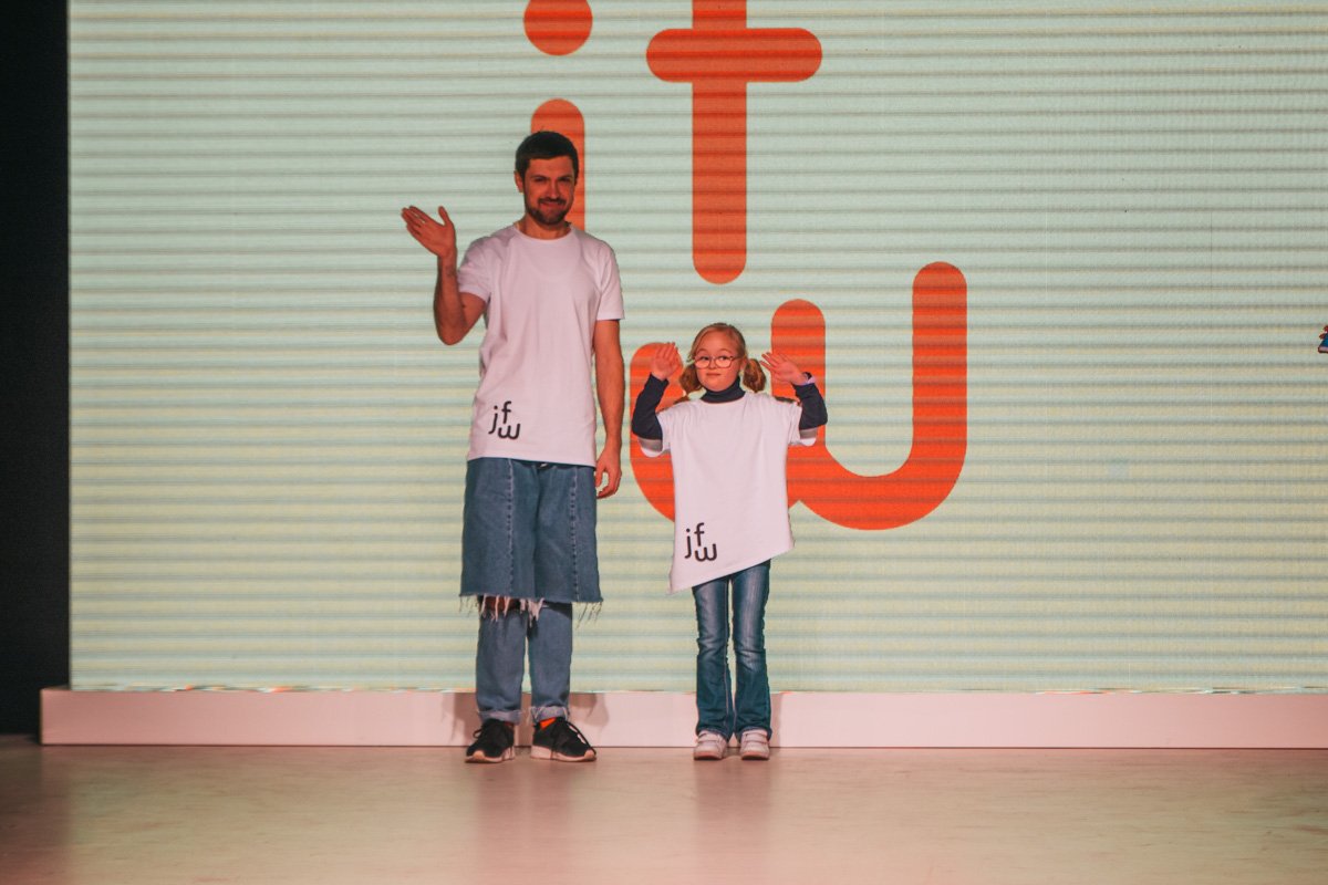 Музыкант Роман Бахарев из группы Bahroma также вышел на подиум Музыкант Роман Бахарев из группы Bahroma также вышел на подиум