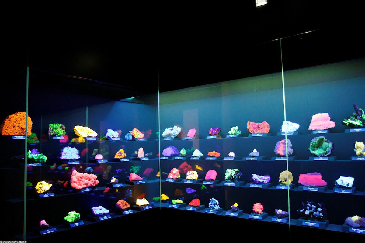 Выставка "Минералия" дает возможность подержать в руках редкие минералы Выставка "Минералия" дает возможность подержать в руках редкие минералы