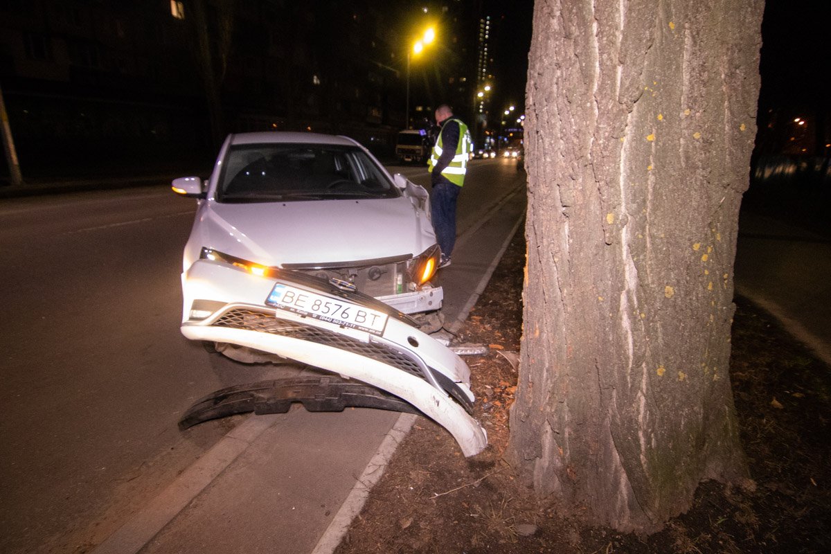 21 марта на улице Серафимовича Geely протаранила дерево