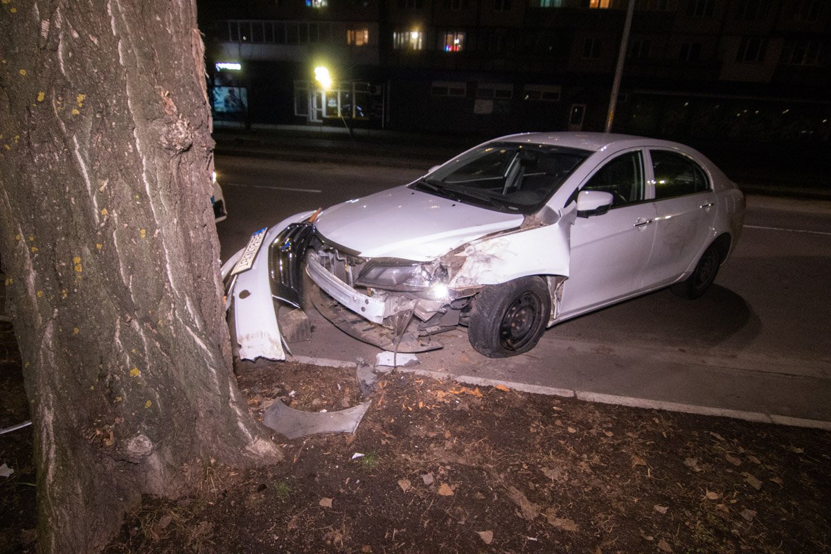 Водитель машины, по неизвестным причинам, резко свернул налево