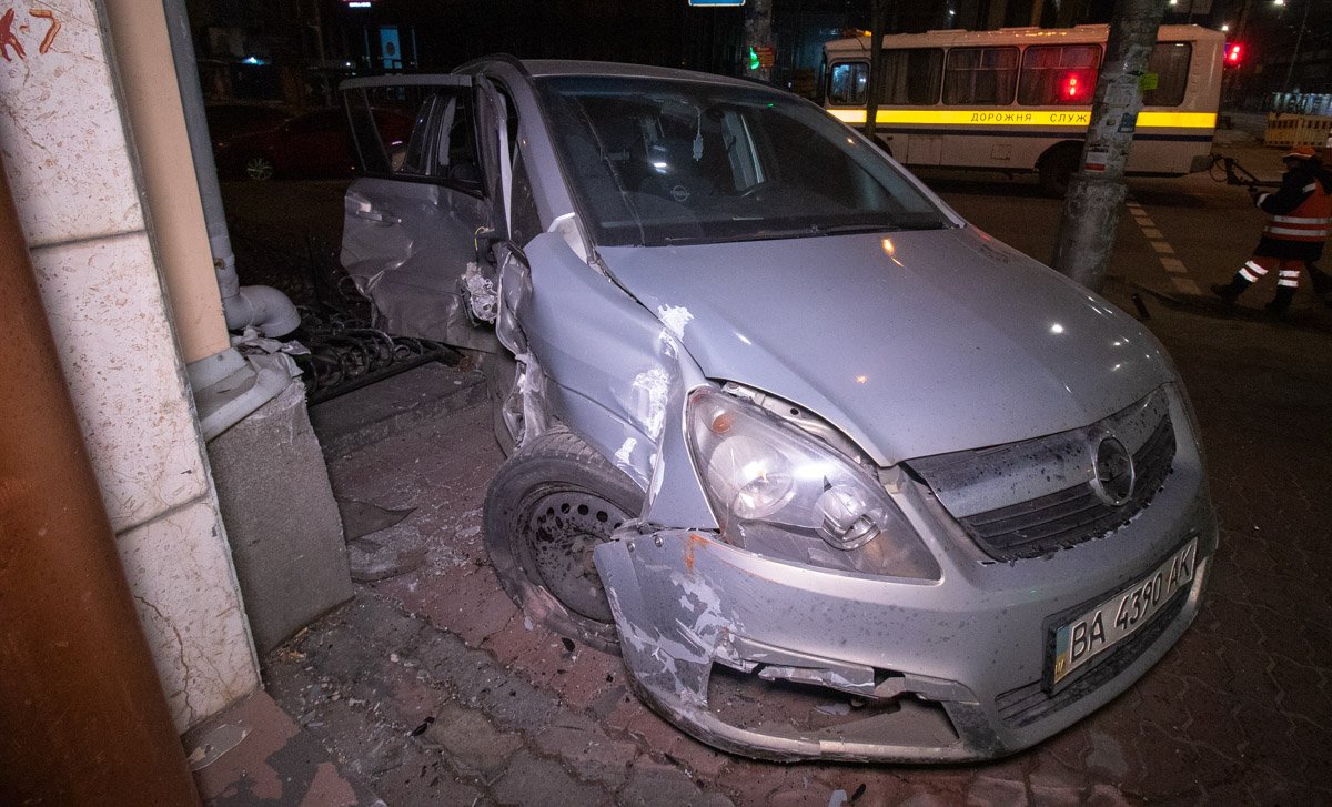 От удара автомобили разлетелись в разные стороны От удара автомобили разлетелись в разные стороны