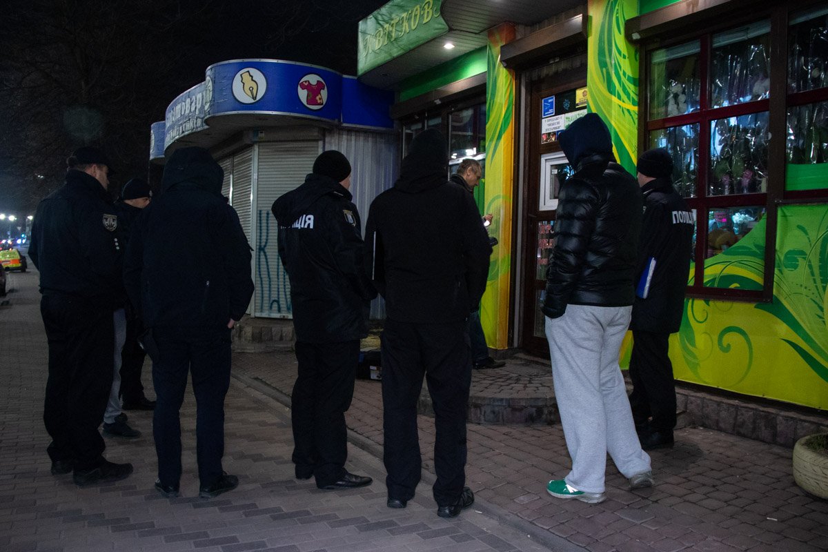 Тело находилось в повешенном состоянии внутри закрытого цветочного ларька Тело находилось в повешенном состоянии внутри закрытого цветочного ларька