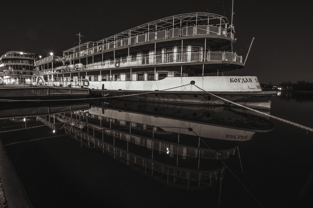 Гладь воды на набережной просто завораживающая Гладь воды на набережной просто завораживающая
