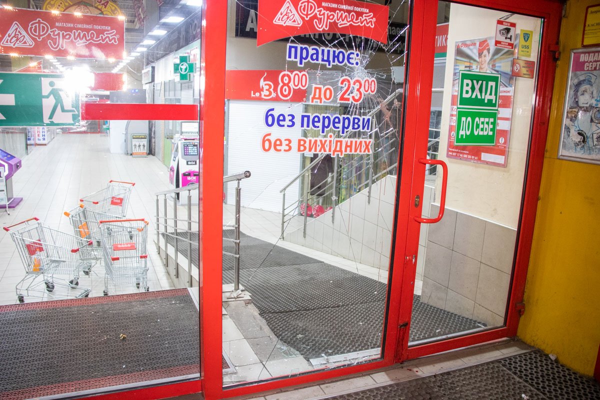 Мужчина получил травмы так как разбил витрину Мужчина получил травмы так как разбил витрину