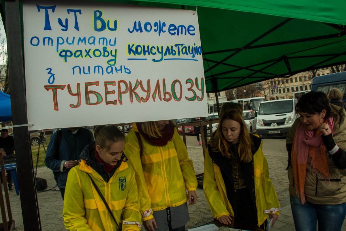 Всем желающим раздавали буклеты с информацией о болезни Всем желающим раздавали буклеты с информацией о болезни